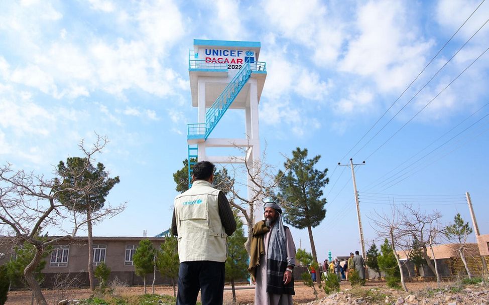 Dürre: UNICEF Wasserexperte steht vor neuem Wassersystem in Afghanistan.