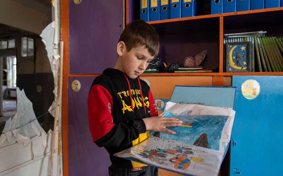 Ukraine: Vladislav in seiner zerstörten Schule 