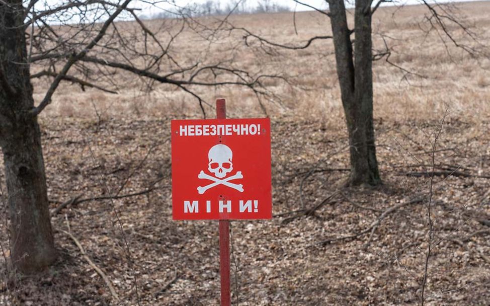 Ukraine: Ein Schild warnt vor Minen 