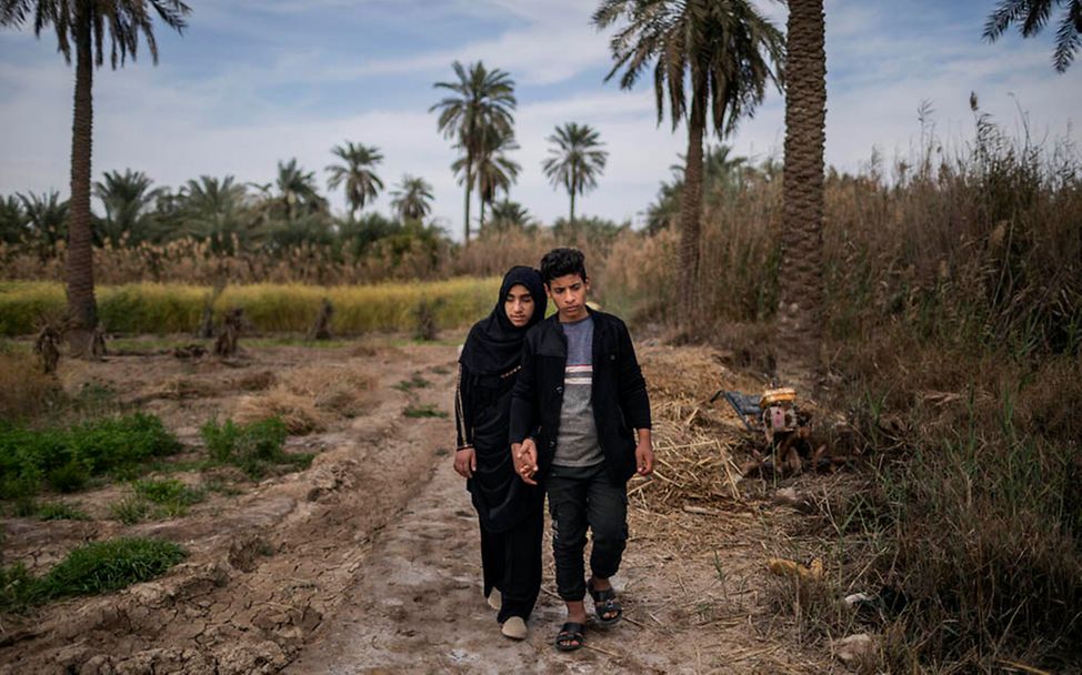 Irak: Zainab ist seit der Explosion einer Mine blind. Ihr Bruder Abdul geht mit ihr spazieren