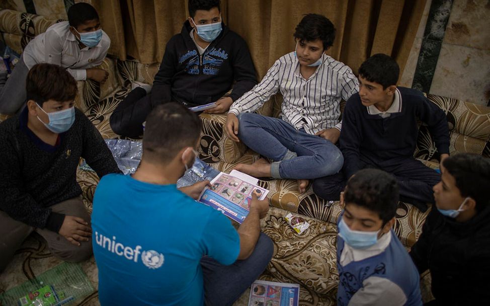 Irak: Ein UNICEF-Team klärt Jugendliche über die Gefahren von Minen auf 