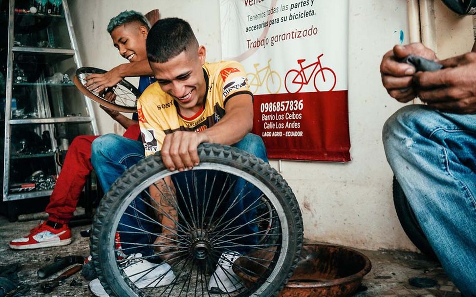Ecuador: César und Elio arbeiten in ihrer Fahrradwerkstatt Bicilacreate