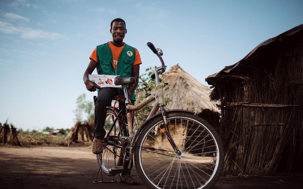 Mosambik: Jeremias posiert stolz mit seinem Fahrrad.