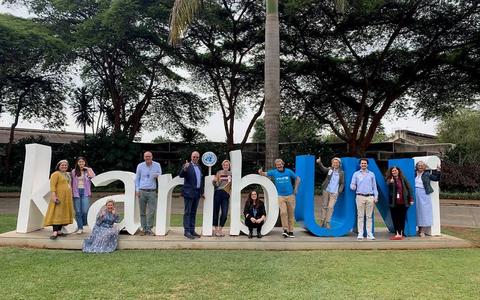 Nairobi: NextGen Mitglieder posieren zwischen großen "karibUNi" Buchstaben.