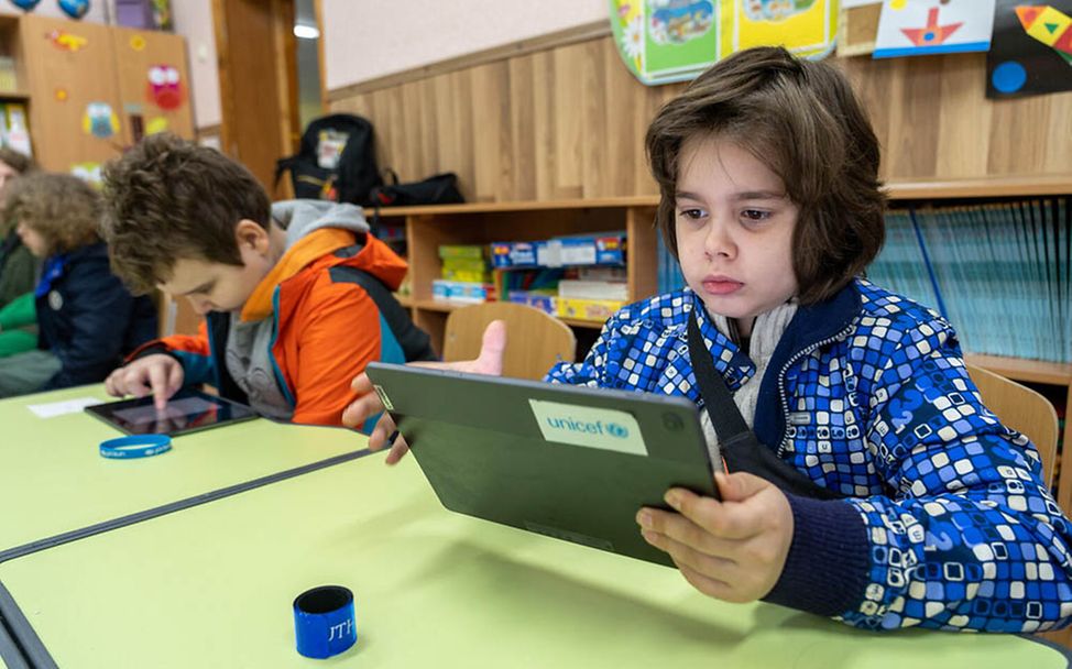 Krieg in der Ukraine: Ein Schüler lernt an einem von UNICEF zur Verfügung gestellten Tablet