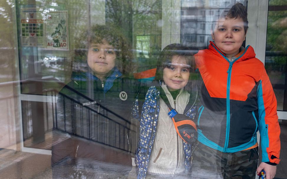 Krieg in der Ukraine: Drei Brüder aus Cherson, die von UNICEF Unterstützung für ihre Schulbildung erhalten