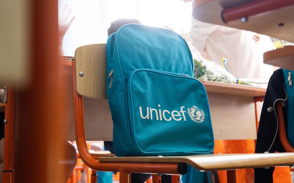 Krieg in der Ukraine: Ein UNICEF-Rucksack in einem Klassenzimmer einer Schule