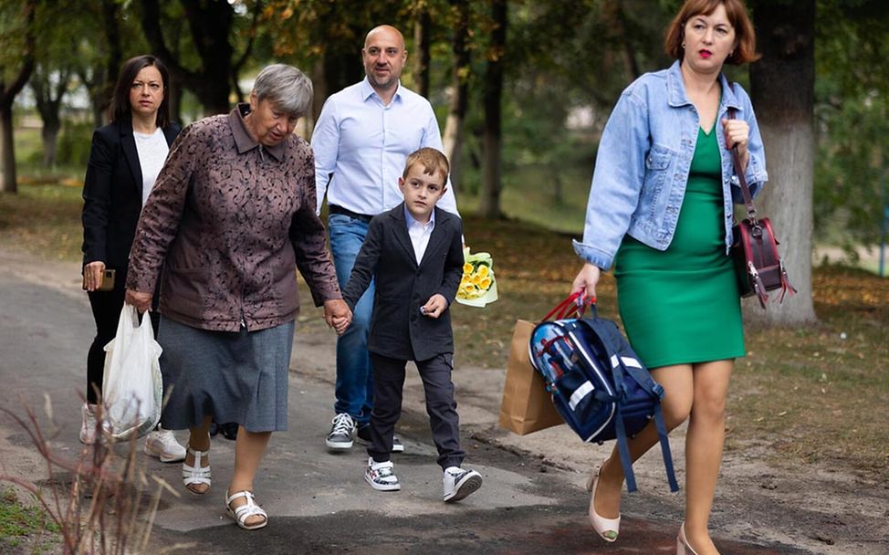 Krieg in der Ukraine: Erstklässler auf dem Weg zum ersten Schultag