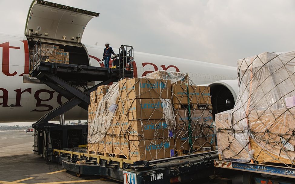 DRC: Hilfsgüter werden aus einem Flugzeug geladen
