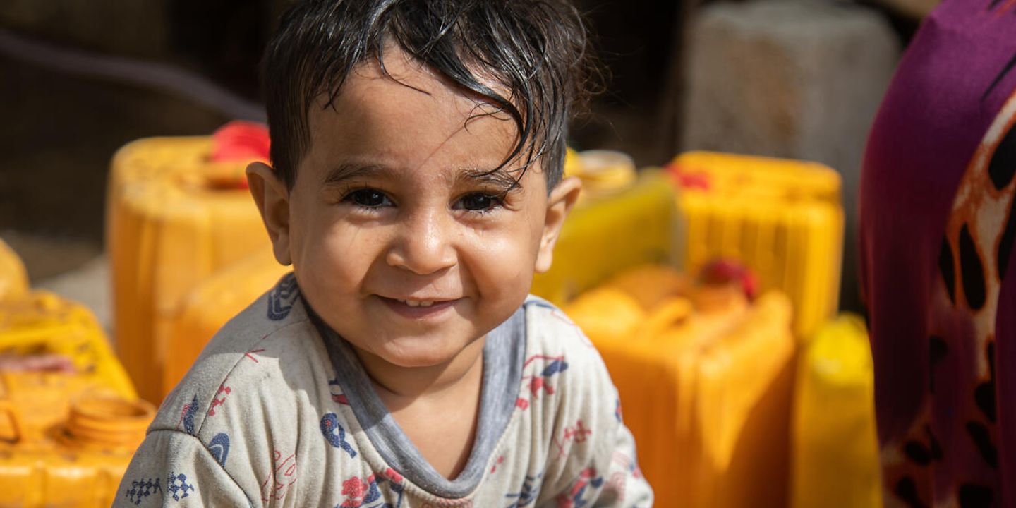 Spenden statt schenken Unternehmen: Ein lachendes Kind im Jemen