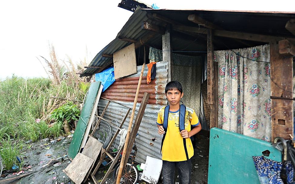 Michel vor seinem Haus in San Roque. © UNICEF/NYHQ2014-0032/Joey Reyna