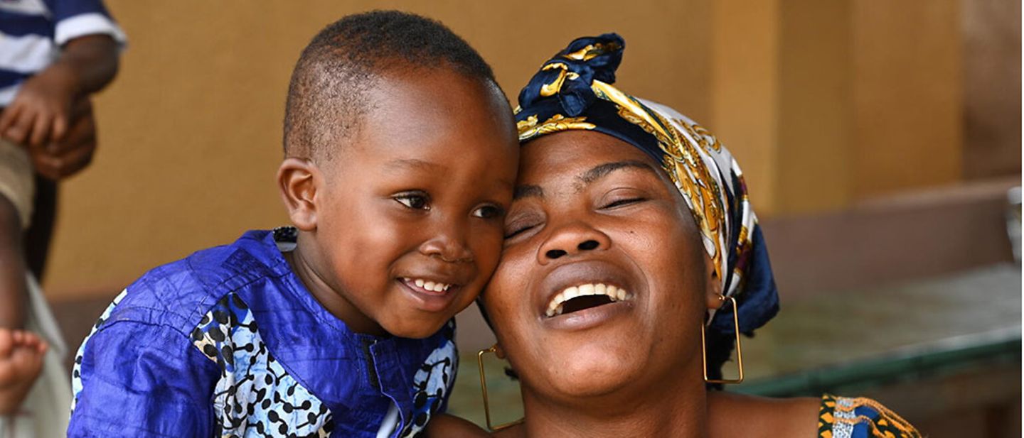 Eine Mutter mit ihrem Kind im Gesundheitszentrum Pietro Bonili im Nordwesten der Elfenbeinküste.
