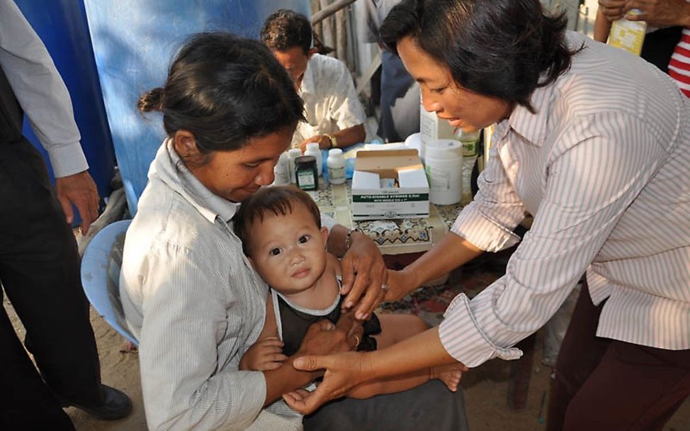 Eine Mutter wartet auf die Impfung für ihr Kind © UNICEF Deutschland