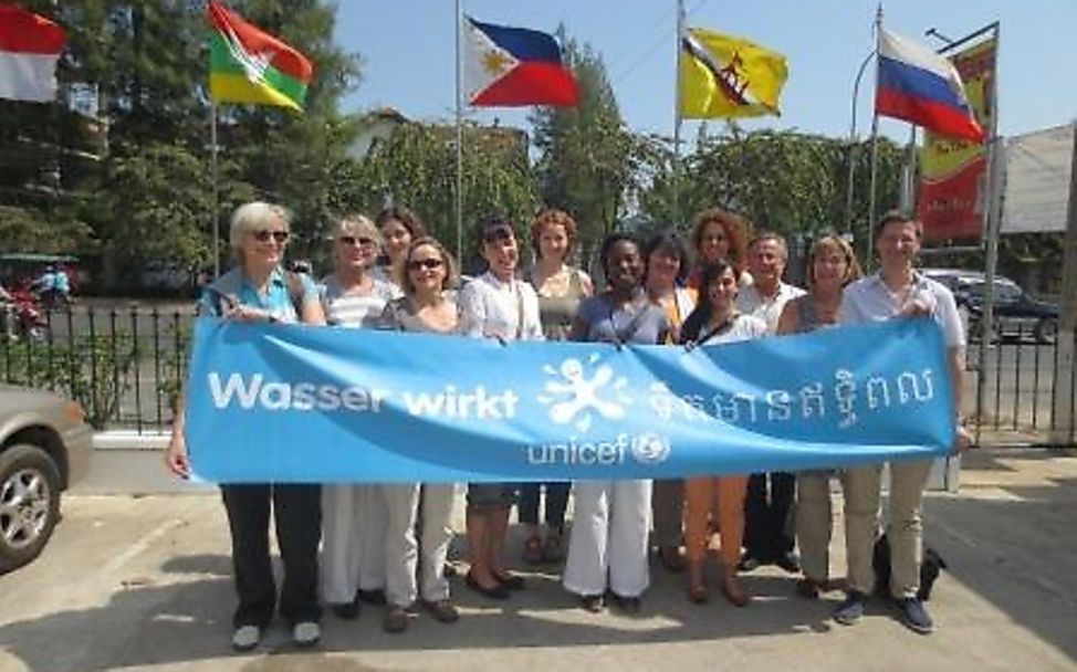 Die UNICEF-Reisegruppe bei ihrer Ankunft in Kambodscha. © UNICEF Deutschland