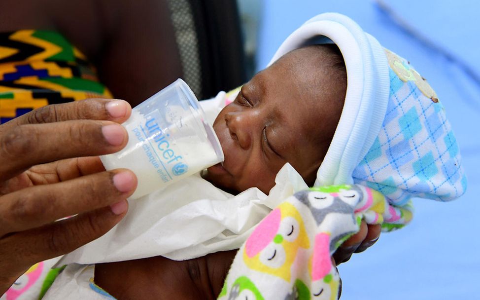 Originelle Geschenkideen für einen guten Zweck: Ein Baby wird an der Elfenbeinküste mit Spezialmilch von UNICEF gefüttert