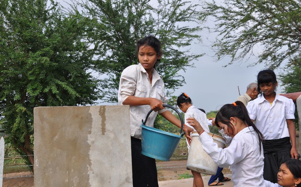 Die Schüler der Kor Koh Schule beim Wasserschöpfen. © UNICEF Deutschland