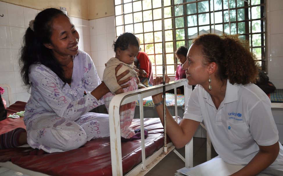 UNICEF-Mitarbeiterin Sandra mit einer jungen Mutter auf der Krankenstation. © UNICEF Deutschland 
