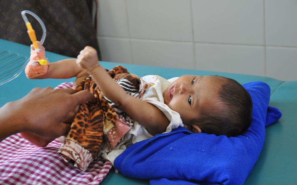 Erstversorgung eines mangelernährten Babys. © UNICEF Deutschland