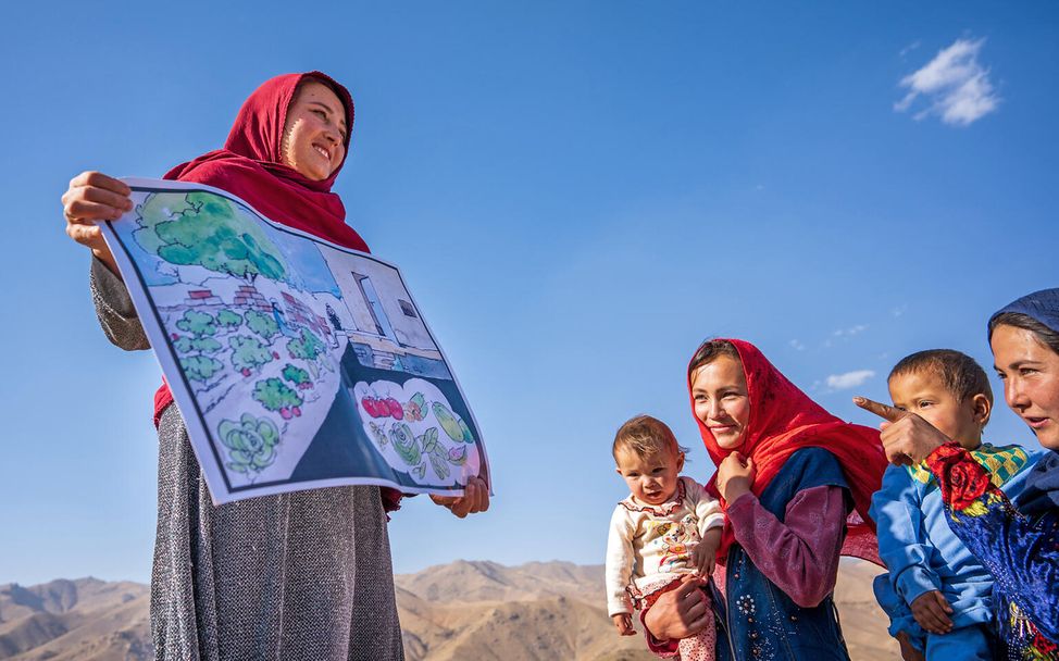 Somaya, Gesundheitshelferin von UNICEF, erklärt Müttern in Afghanistan die Bedeutung einer gesunden Ernährung.