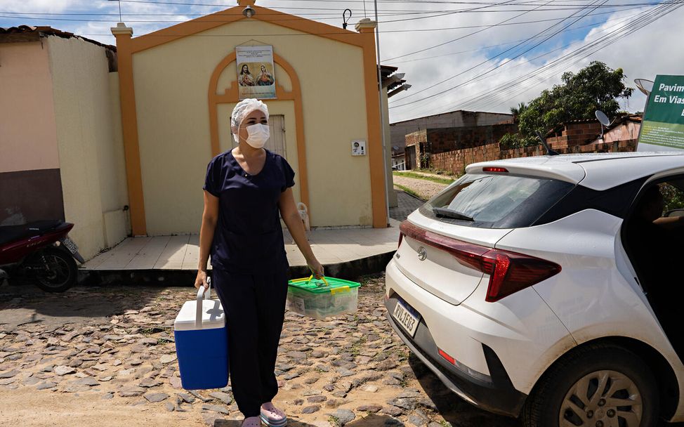 Brasilien: Gesundheitshelferin Dynnhyfer de Souza impft in einem Bildungszentrum Kinder.