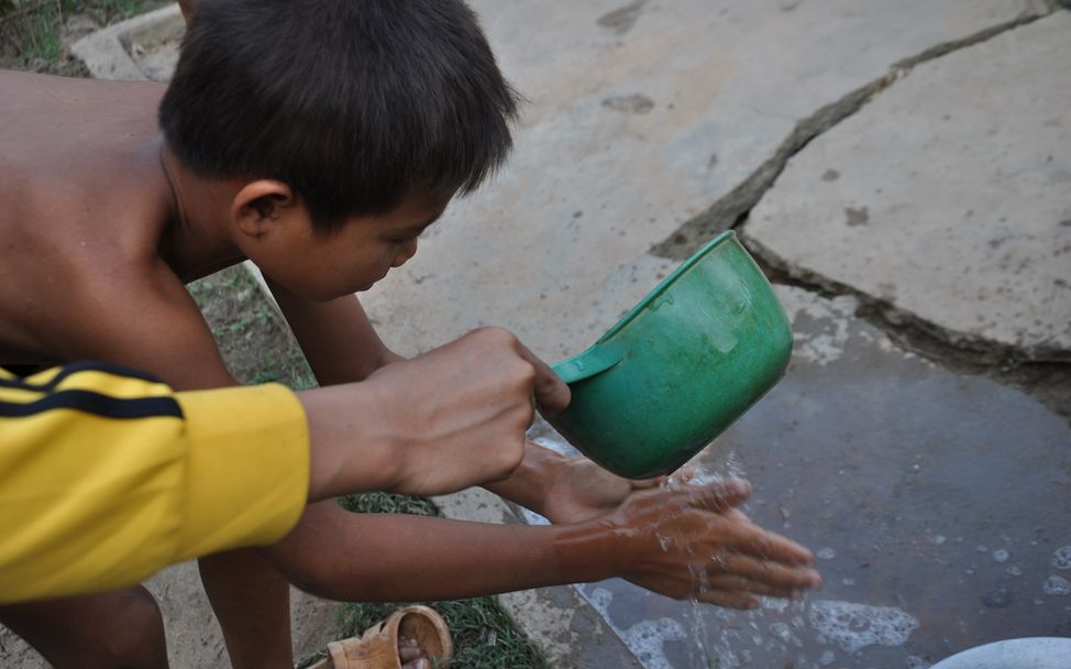 Händewaschen mit Waschpulver am Dorfbrunnen. © UNICEF Deutschland