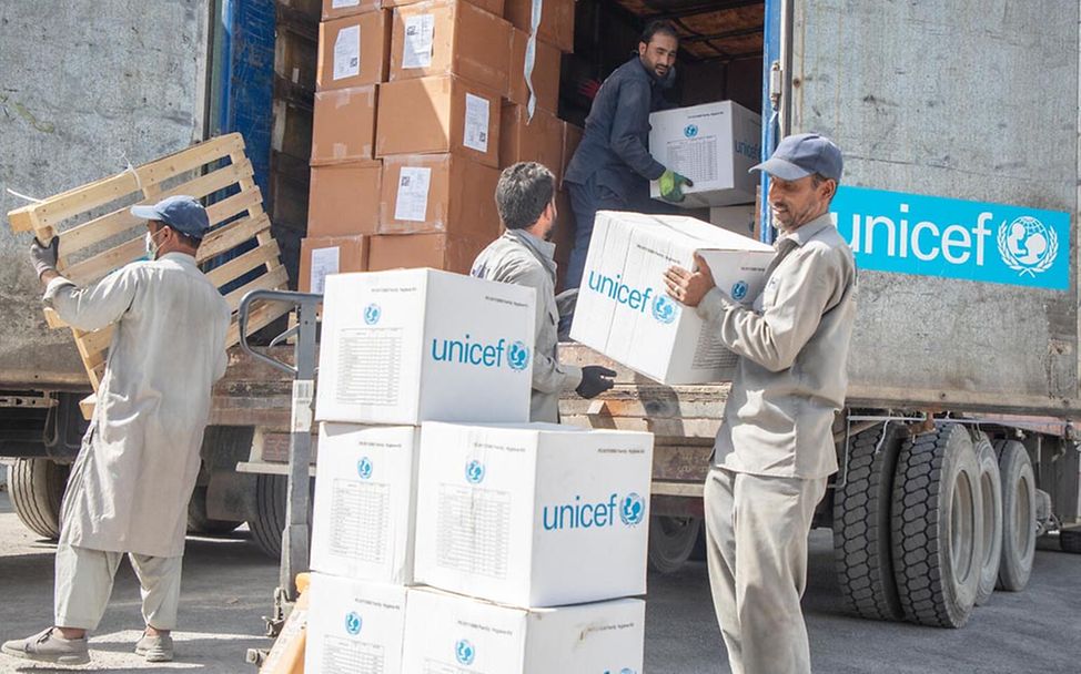 Erdbeben in Afghanistan: UNICEF-Helfer packen Kisten mit dringenden Hilfsgütern
