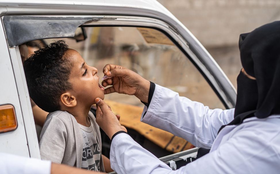 Jemen: Ghada impft den 5-jährige Aheen Fahd gegen Polio. 