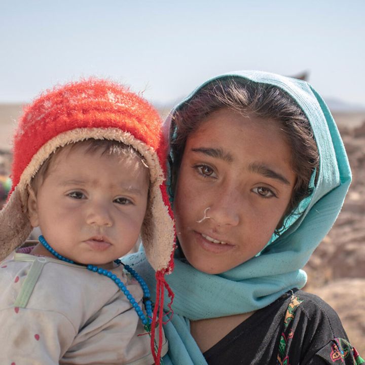 Erdbeben in Afghanistan: Zwei Geschwister vor den Trümmern ihres Zuhauses