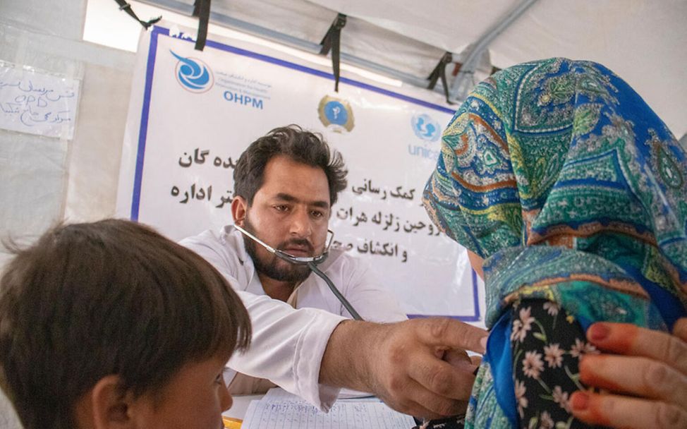 Erdbeben in Afghanistan: Ein Gesundheitshelfer untersucht ein Mädchen, das bei dem Erdbeben verletzt wurde