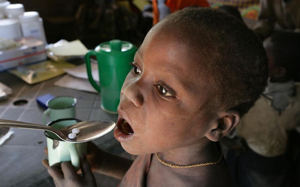 Grenze zum Tschad: ein Kind bekommt Malaria-Tabletten. © UNICEF/Giacomo Pirozzi