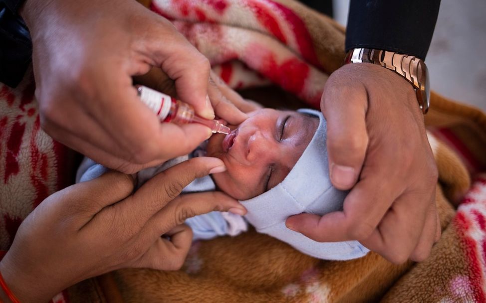 Ein Baby bekommt eine Polio-Impfung.