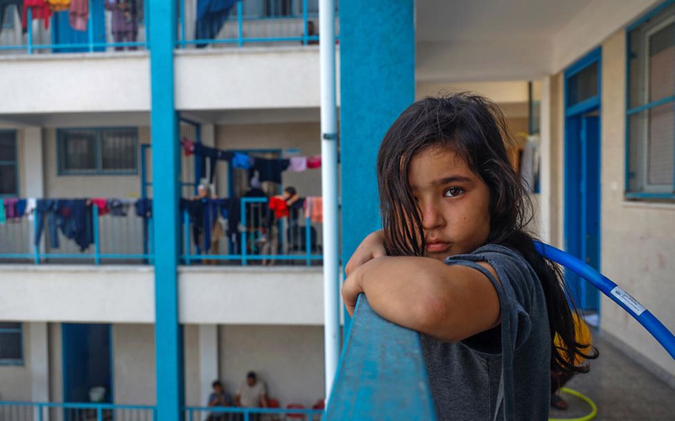 Spenden für Gaza: Im Gazastreifen steht ein Mädchen in einer Schule, die als Notunterkunft dient