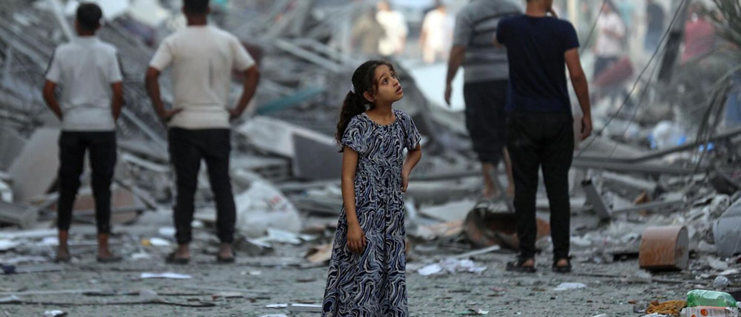 Gaza: Ein Mädchen steht im Gazastreifen zwischen zerstörten Gebäuden