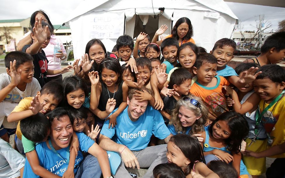 UNICEF-Mitarbeiter mit Kindern in Tacloban. © EPA/Francis R. Malasig