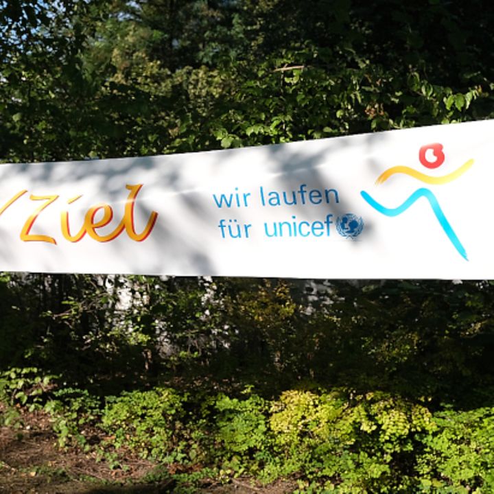 Das Start-Ziel-Banner vom Dresdner Familienlauf hängt vor Bäumen