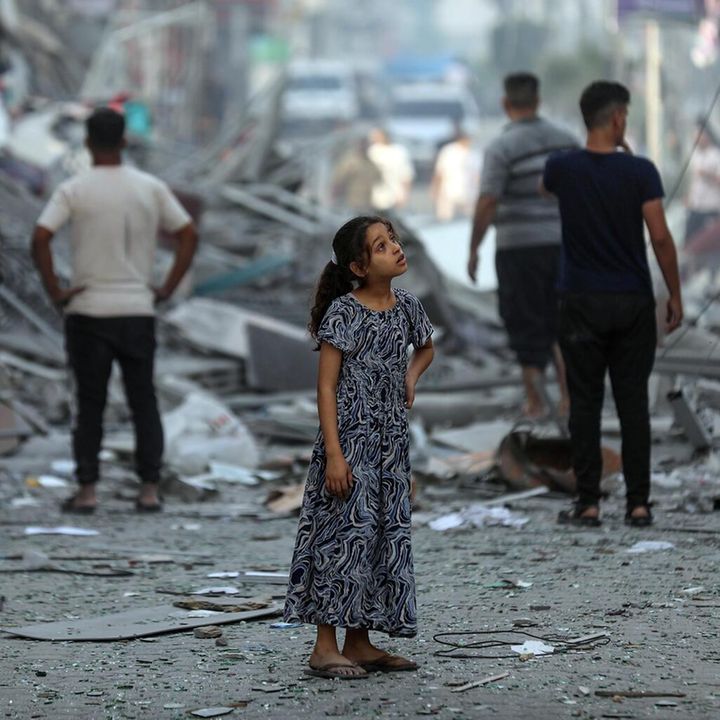 Gaza: Ein Mädchen steht im Gaza-Streifen zwischen zerstören Gebäuden.