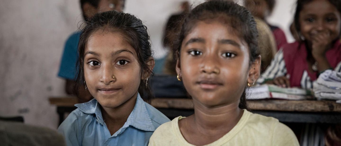 Nepal: Kinder sitzen in einem Klassenraum