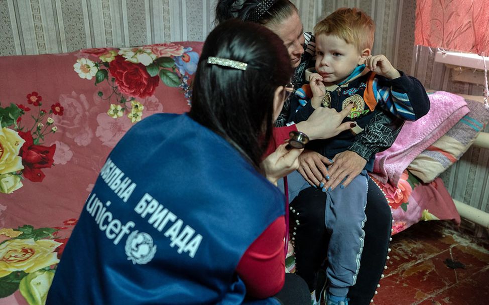 Ukraine Nothilfe: UNICEF-Teams gehen direkt in die Familien und leisten medizinische Hilfe. 