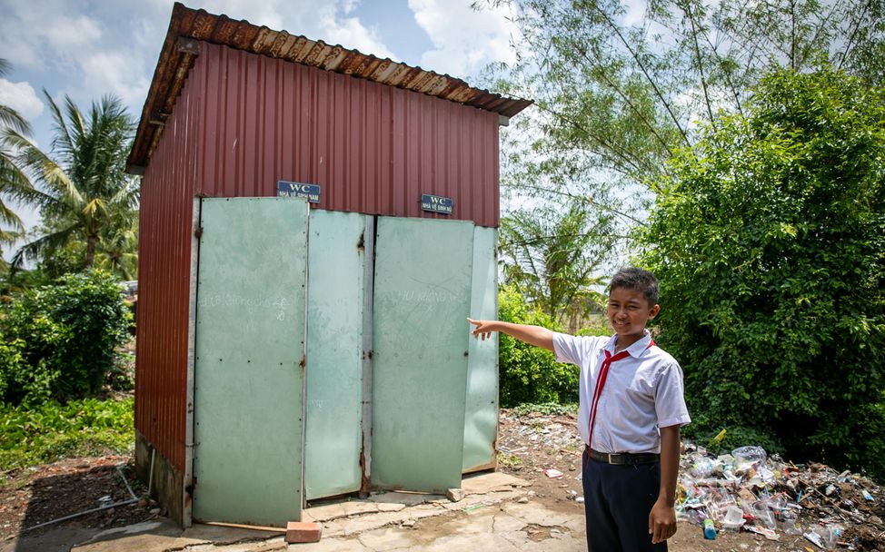 Vietnam: Lam Gia Khanh zeigt die Toiletten seiner Schule.