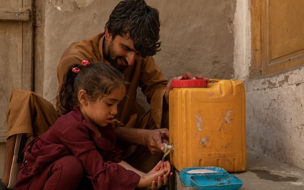 Afghanistan: Kamaluddin hilft seiner 6-jährigen Nichte Asra beim Händewaschen.