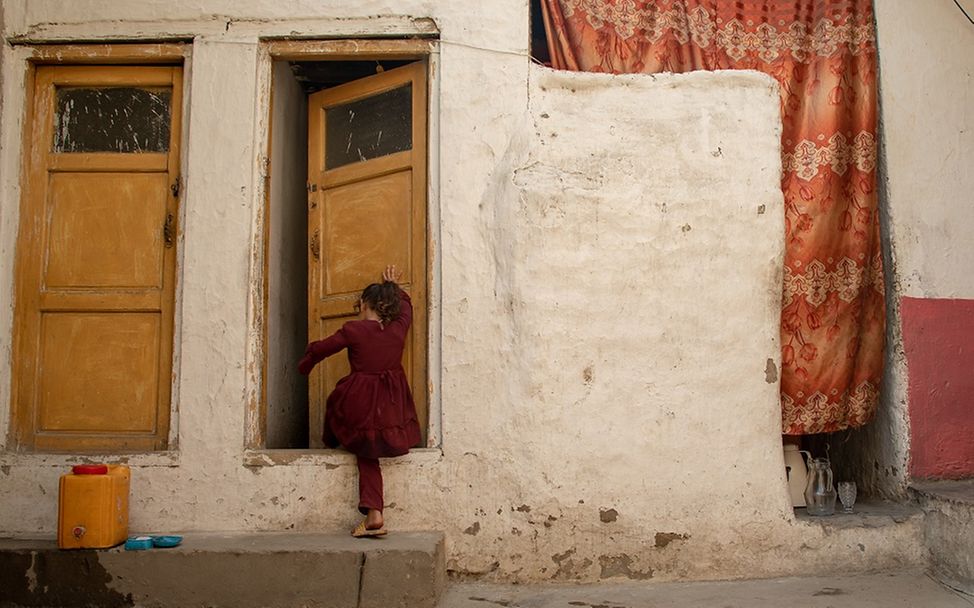 Afghanistan: Asra benutzt die neue Toilette in ihrem Haus.