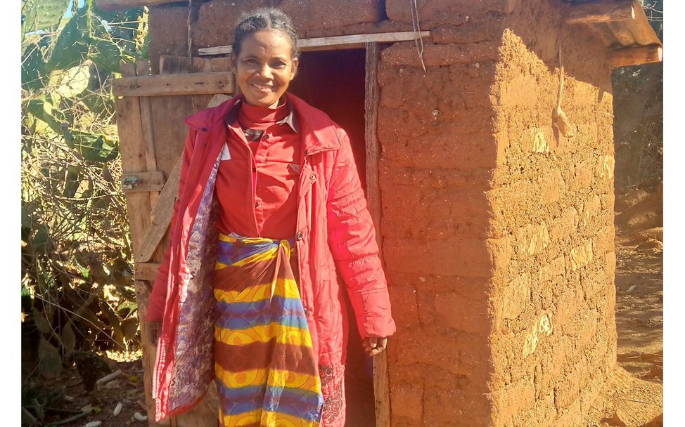 Madagaskar: Fideline steht vor einer der 55 Latrinen in ihrem Dorf.