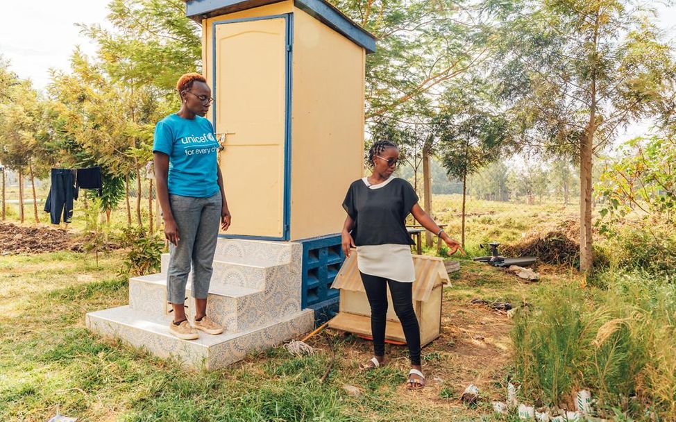 Kenia: Chelsea erklärt, wie die Saniwise-Toilette funktioniert.