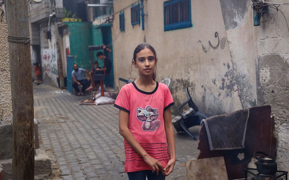 Kinder im Gazastreifen: Rahaf (10) kocht mit ihrem Vater Tee auf einem kleinen Feuer