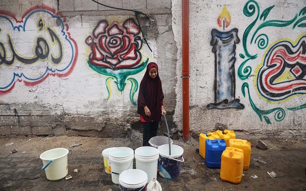 Kinder im Gazastreifen: Mariam füllt Eimer mit Trinkwasser für ihre Famili