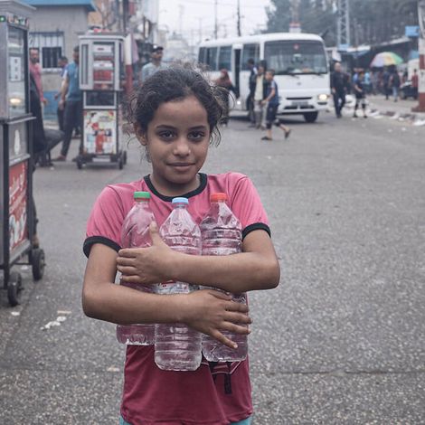 Kinder im Gazastreifen: Salwa (8) will ihre Wasserflaschen auffüllen