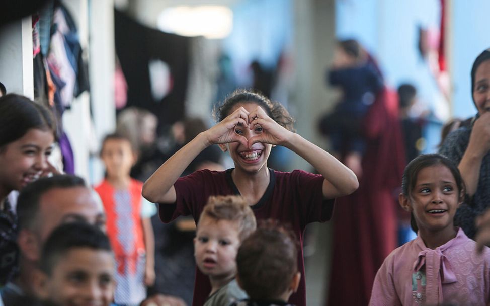 Kinder im Gazastreifen: Amal (11) formt mit ihren Händen ein Herz