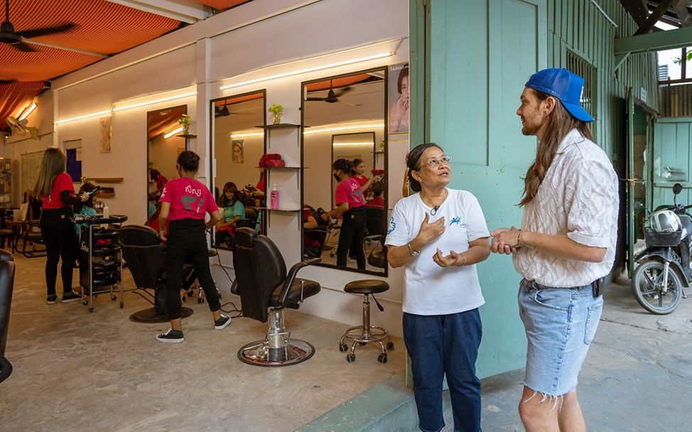 Im Schönheitssalon können junge Mädchen eine Ausbildung zur Friseurin machen