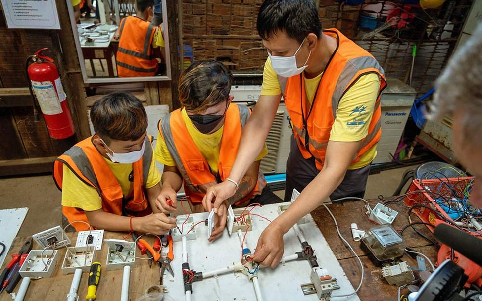 Kambodscha Kinderschutz: In einer Werkstatt lernen Kinder elektrotechnische Skills. 