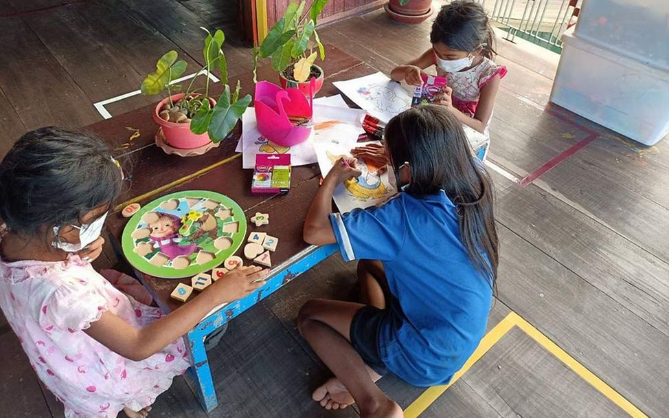 Kambodscha Kinderschutz: Kinder spielen und malen in einem UNICEF-Kinderschutzzentrum